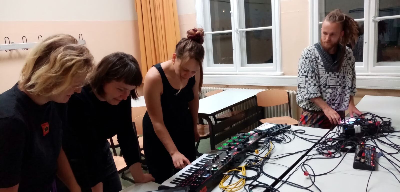 Course participants playing synths together with Gray Contrast