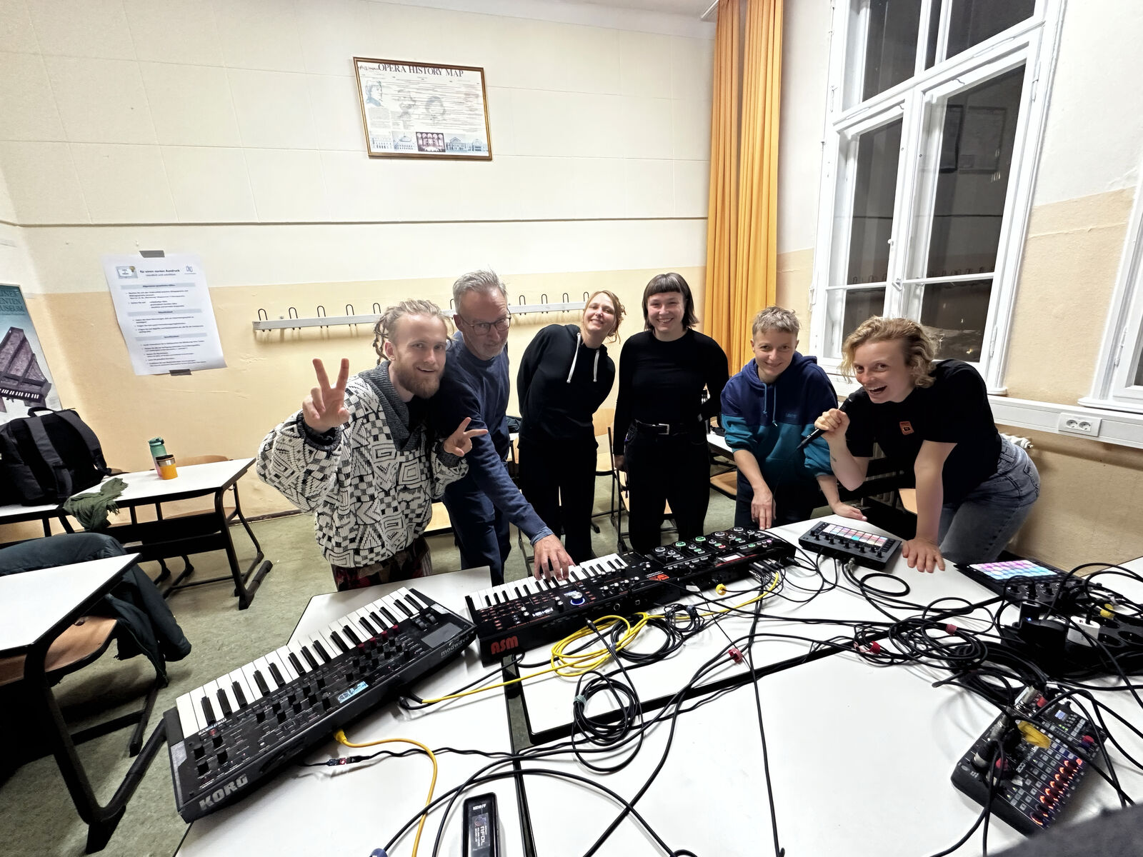 Course group with grooveboxes and synths at the VHS Tempelhof-Schöneberg, October 2026